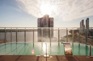 室内游泳池，室外游泳池，09:00 至 21:00 开放，日光浴躺椅