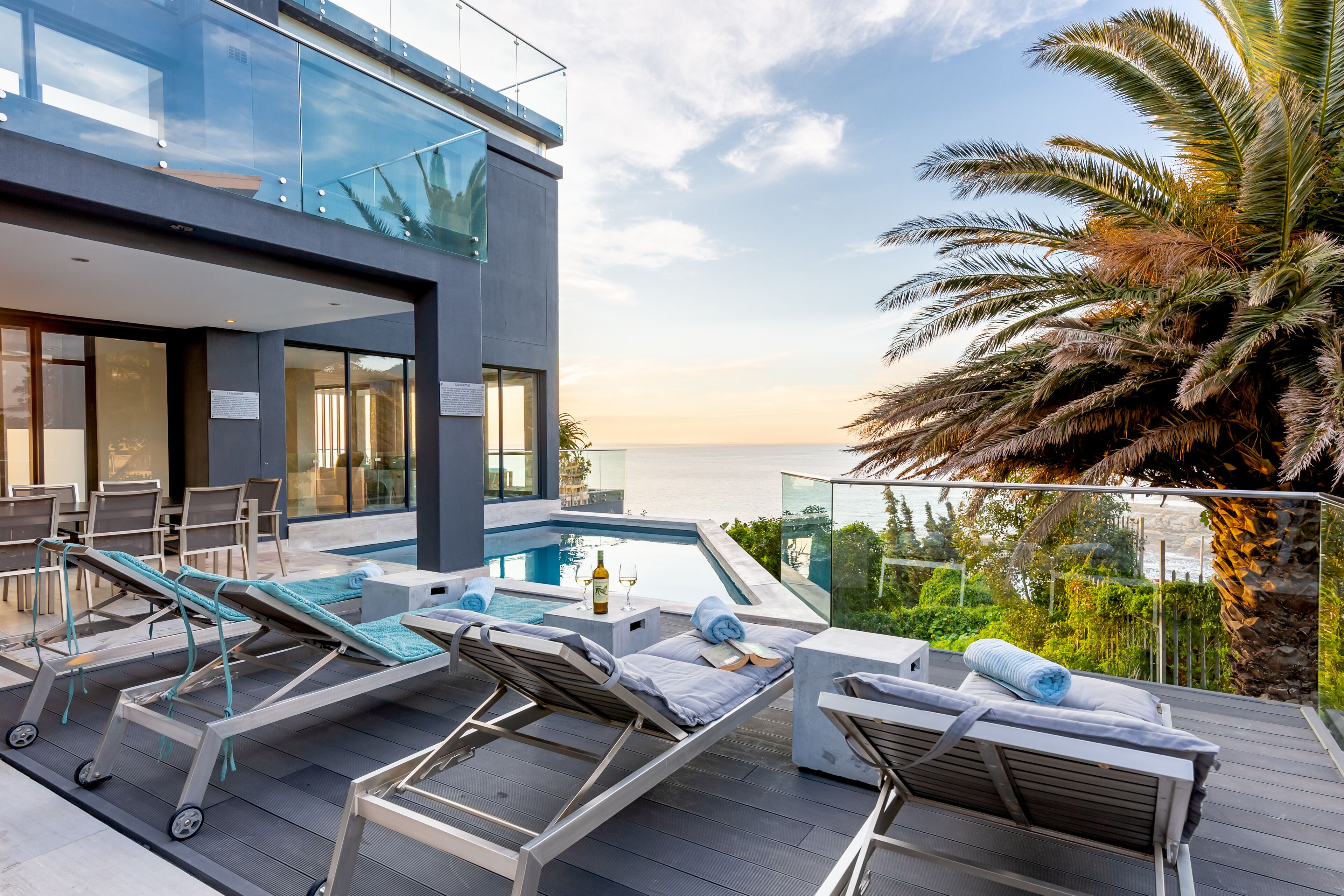 室外泳池；泳池傘、躺椅