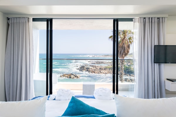 Executive Suite, Sea View | Egyptian cotton sheets, premium bedding, minibar, in-room safe