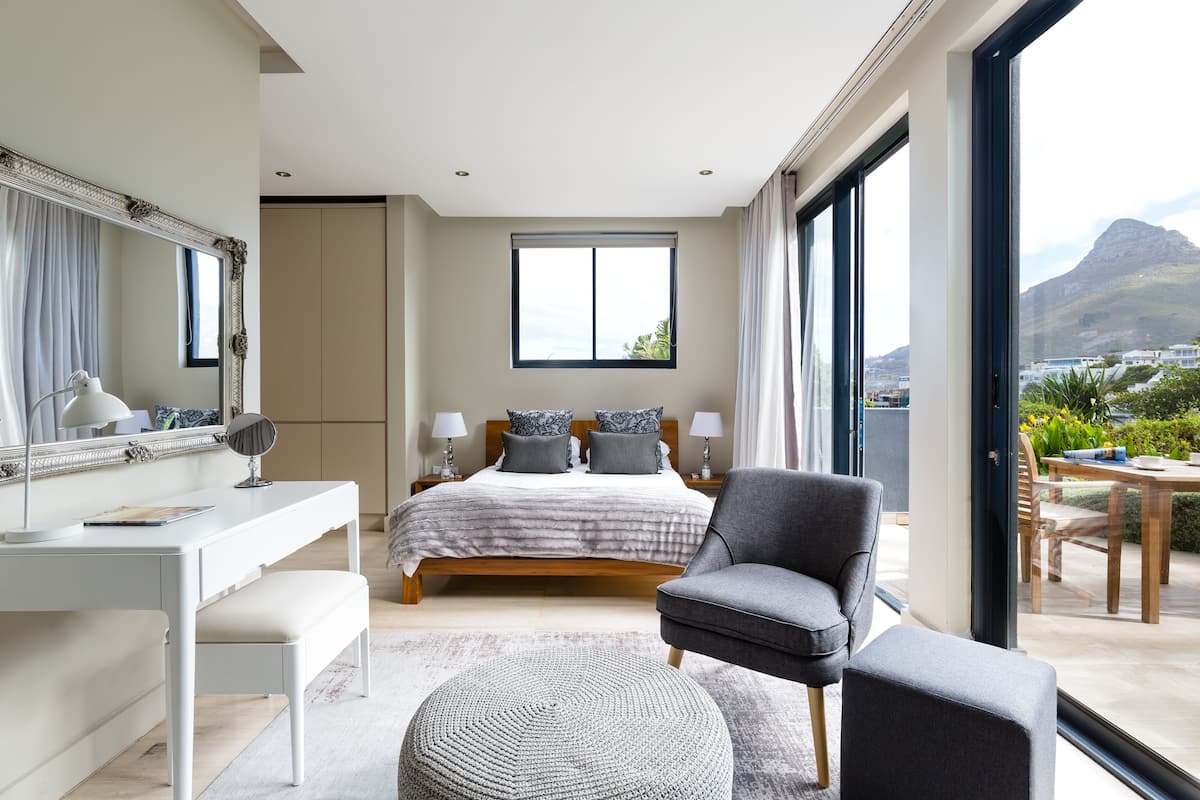 Superior suite, gedeeltelijk uitzicht op oceaan | Badkamer | Een douche, designer toiletartikelen, een haardroger, badjassen