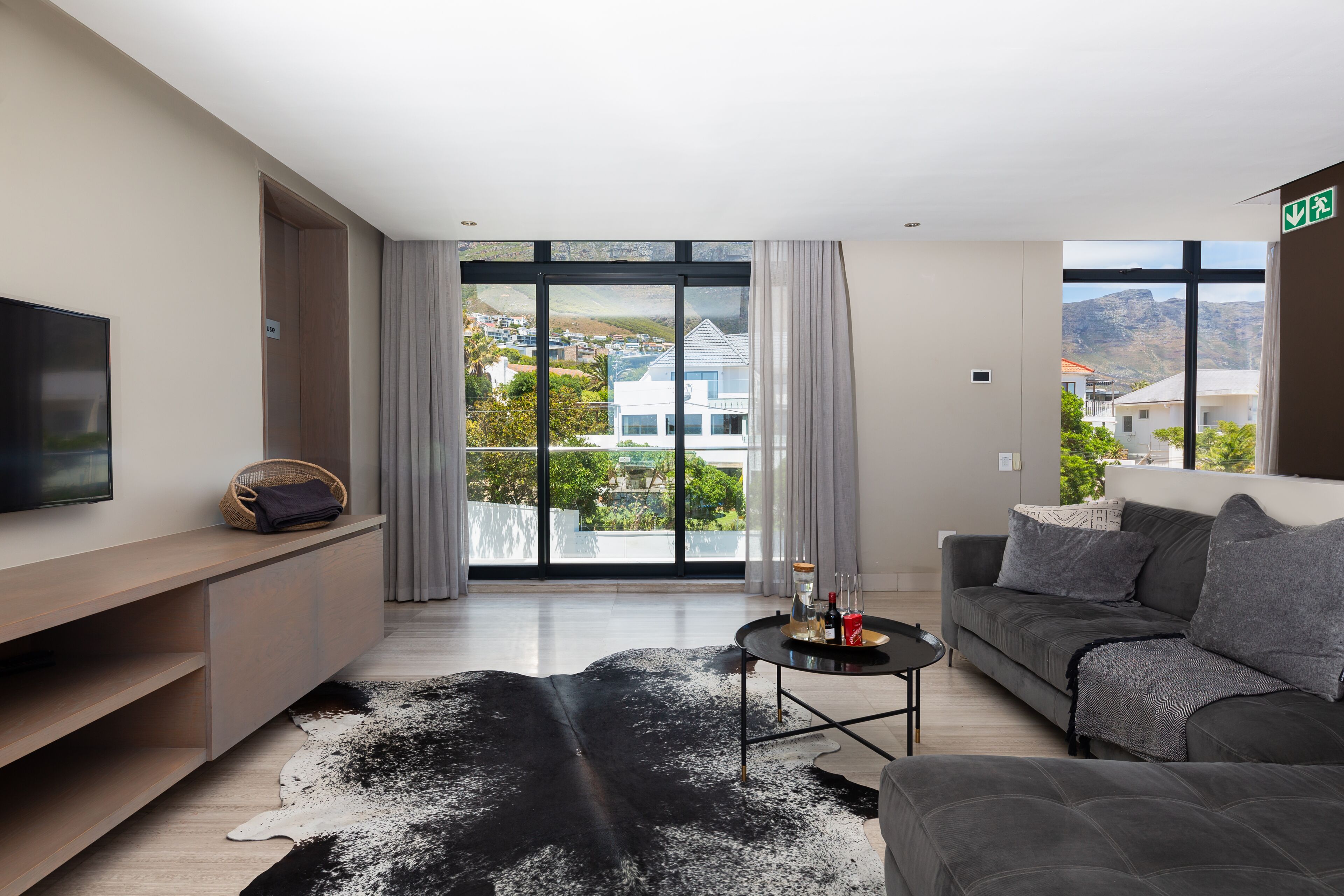 Honeymoon-Suite, Meerblick | Wohnbereich | 32-Zoll-Flachbildfernseher mit Satellitenempfang, Fernseher