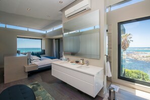 Executive suite, uitzicht op zee | Lakens van Egyptisch katoen, luxe beddengoed, een minibar
