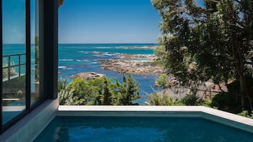 Utendørsbasseng, bassengparasoller og solsenger