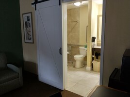 Habitación estándar, 1 cama de matrimonio grande, accesible para personas con discapacidad | Baño | Ducha, artículos de higiene personal gratuitos y secador de pelo