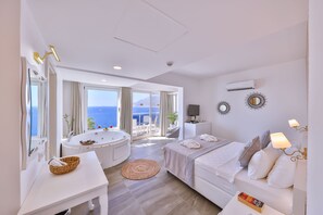 蜜月客房, 按摩浴缸, 海景 | 高档床上用品、迷你吧、客房内保险箱、办公桌