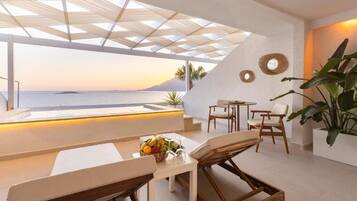 Junior Suite with Private Pool | Premium bedding, minibar, in-room safe, desk