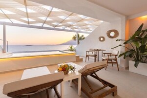 Junior Suite with Private Pool | Premium bedding, minibar, in-room safe, desk