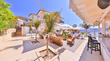 Swim-up bar