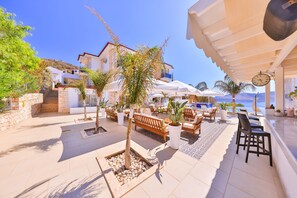 Bar im Pool