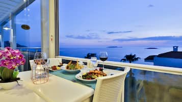 Frühstück, Mittagessen, internationale Küche, Blick auf den Pool