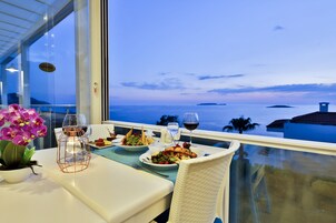 Se sirven desayunos y cocina internacional, junto a la piscina