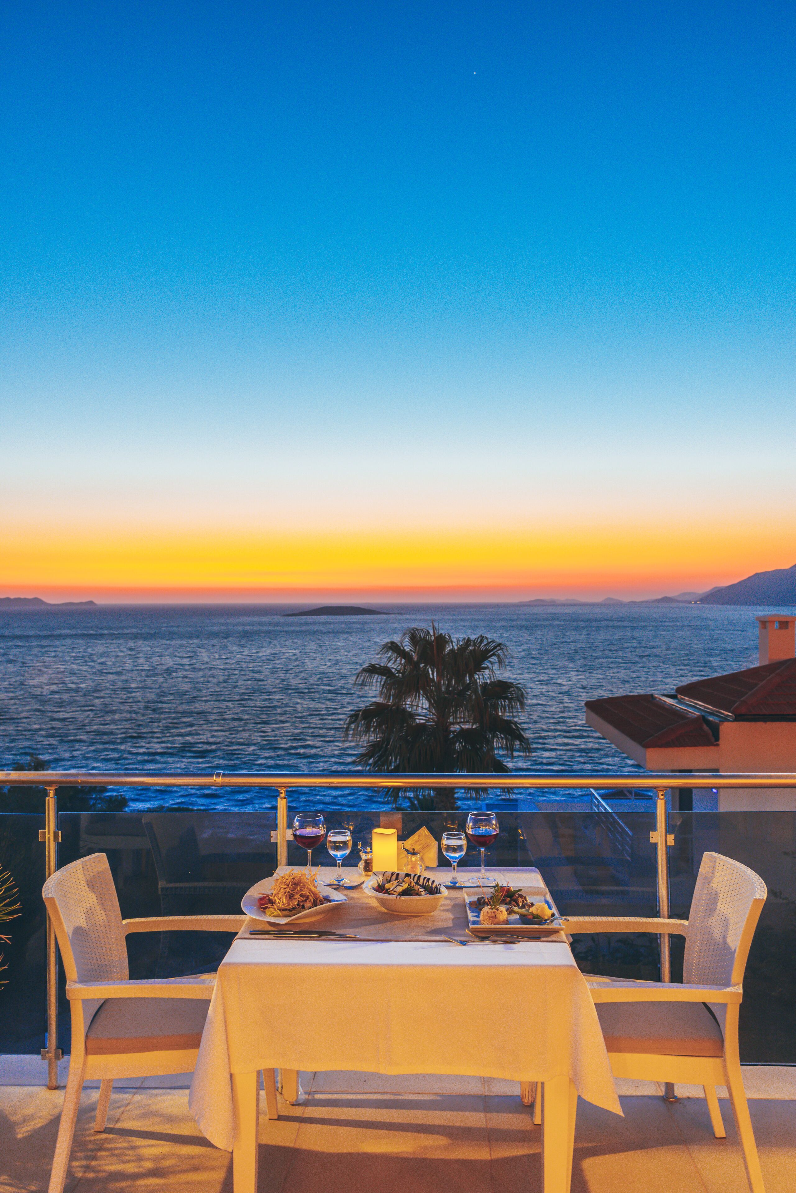 Ein Tisch für zwei mit Blick auf das Meer bei Sonnenuntergang.