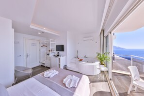 Quarto lua de mel, banheira de hidromassagem, vista para o mar | Banheiro | Chuveiro, produtos de toalete biodegradáveis, secador de cabelo 