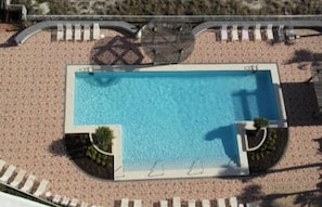 Kolam renang indoor dan kolam renang outdoor