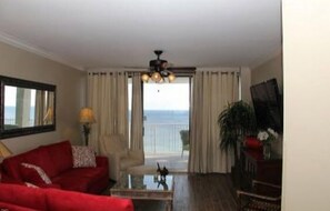 Kondominium Standar, 3 kamar tidur, 2 kamar mandi, pemandangan samudra (1505) | Ruang keluarga | TV