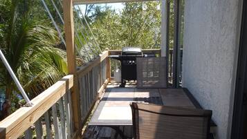 Standaard appartement, 2 slaapkamers, keuken, uitzicht op het water | Balkon
