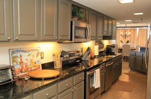 Standard Condo, 5 Bedrooms, Kitchen, Ocean View (605) | Private kitchen