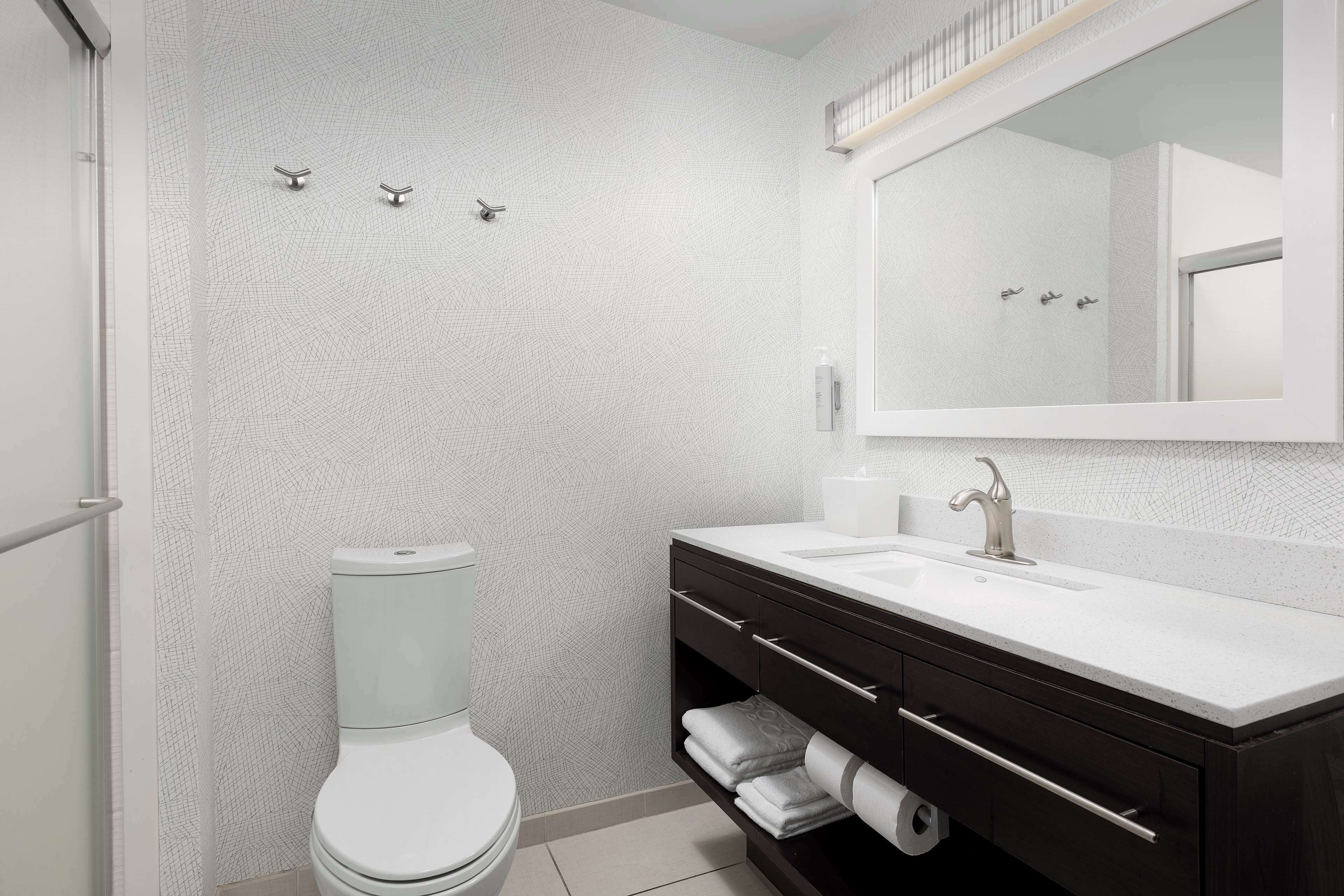 combined shower/bathtub, free toiletries, towels