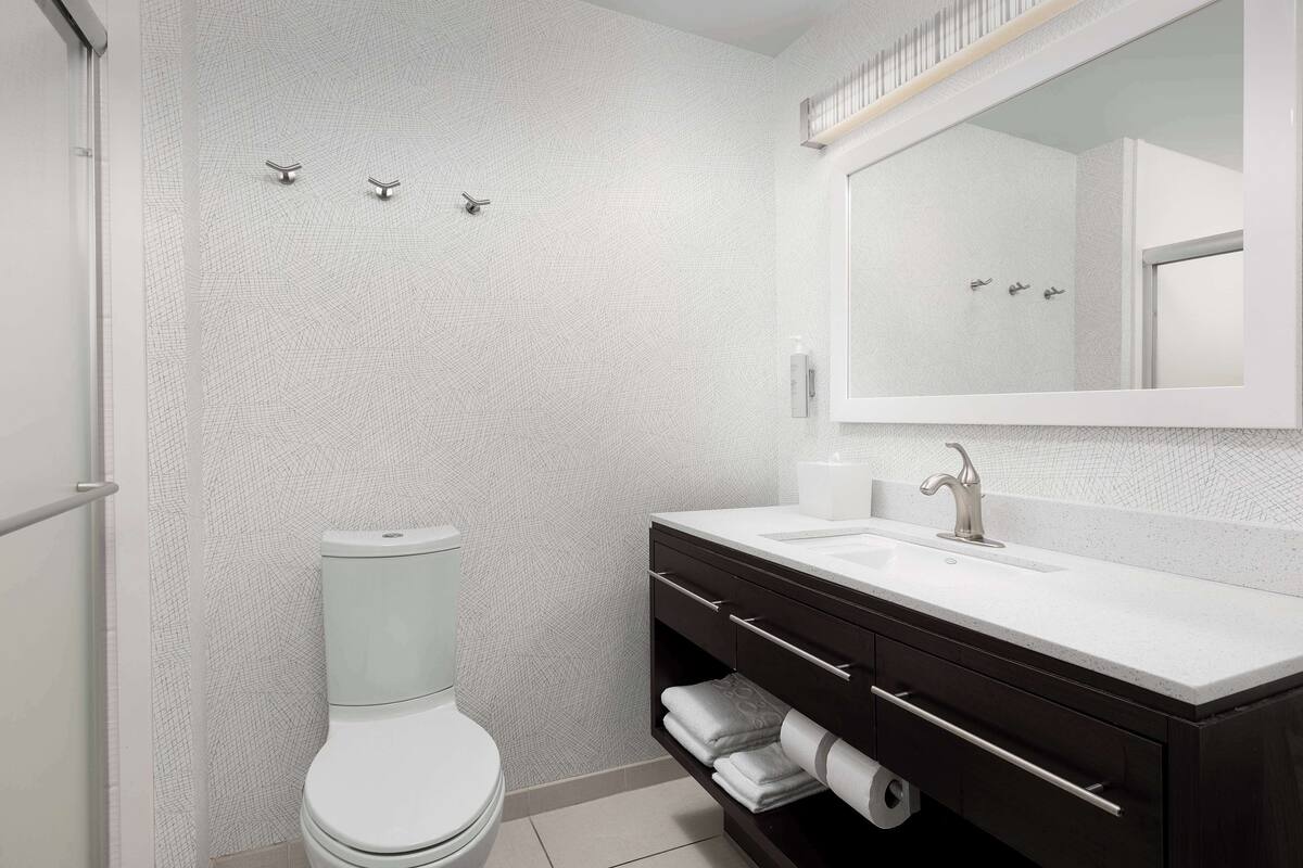 combined shower/bathtub, free toiletries, towels