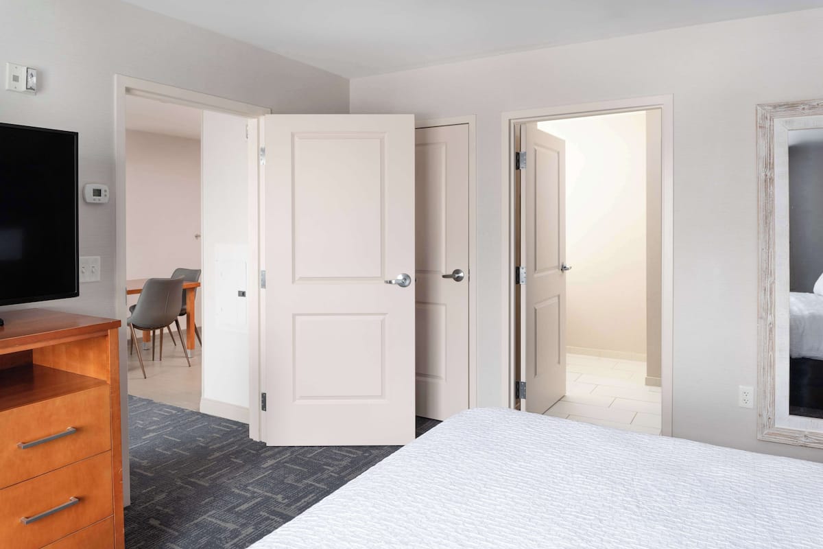 suite, 1 king bed, accessible, non smoking (roll-in shower) | in-room safe, desk, laptop workspace, soundproofing