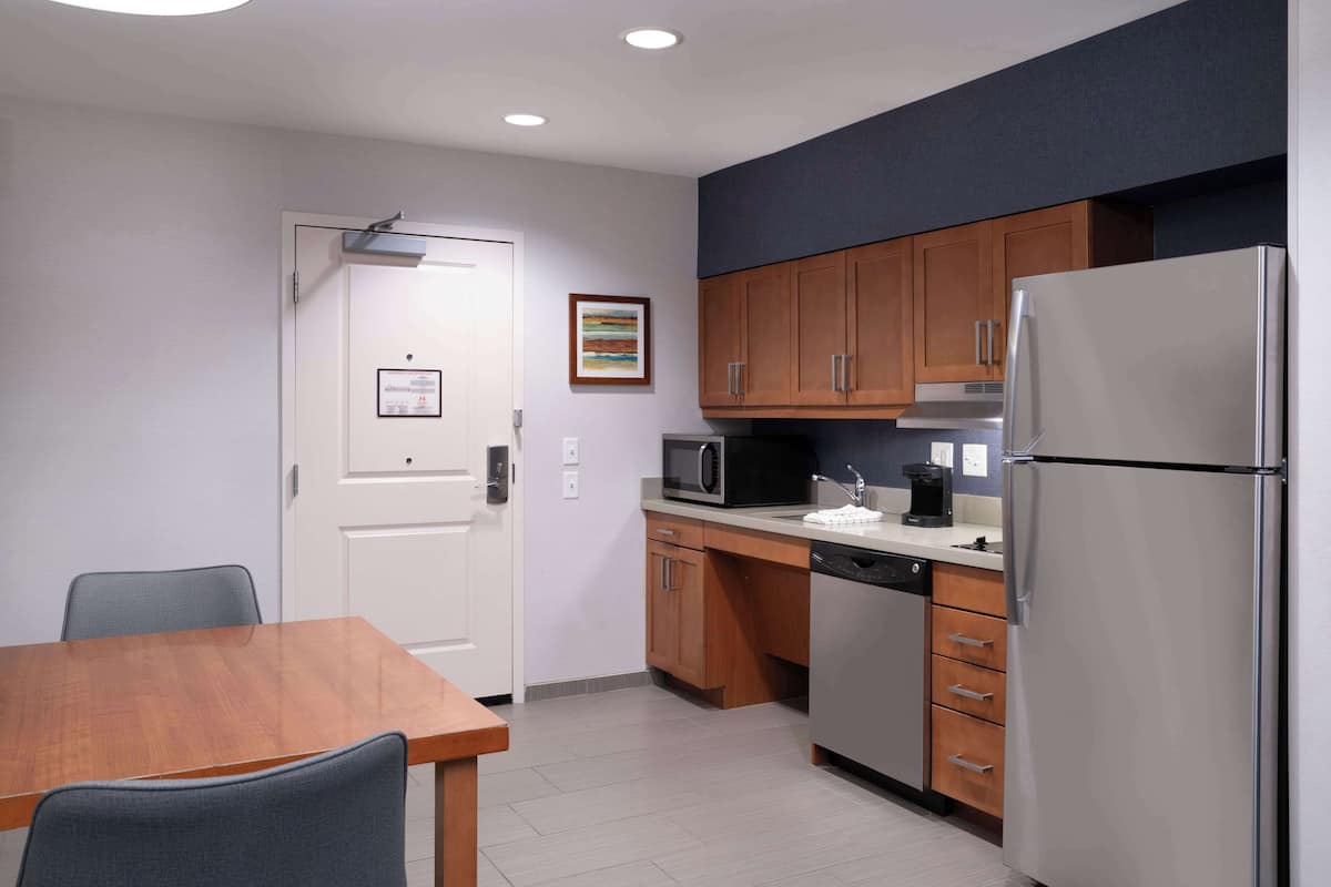 Full-size fridge, microwave, stovetop, dishwasher