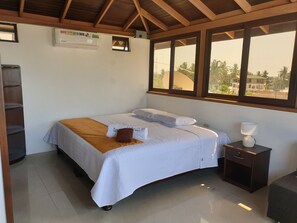 ジュニア スイート キングベッド 1 台ソファーベッド付き 冷蔵庫 & 電子レンジ シービュー | セーフティボックス (室内)、デスク、WiFi (無料)