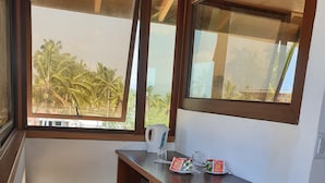 Suite junior, 1 cama King size y sofá cama, refrigerador y microondas, vista al mar | Servicio a la habitación