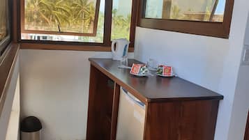 Suite junior, 1 cama de matrimonio grande con sofá cama, frigorífico y microondas, vistas al mar | Servicio de comidas en la habitación
