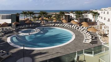 2 piscinas al aire libre, sombrillas, sillones reclinables de piscina