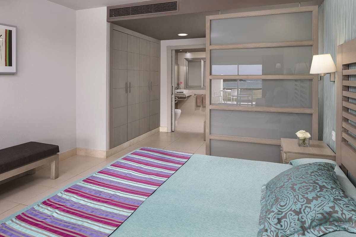 1 bedroom, in-room safe, desk, blackout curtains