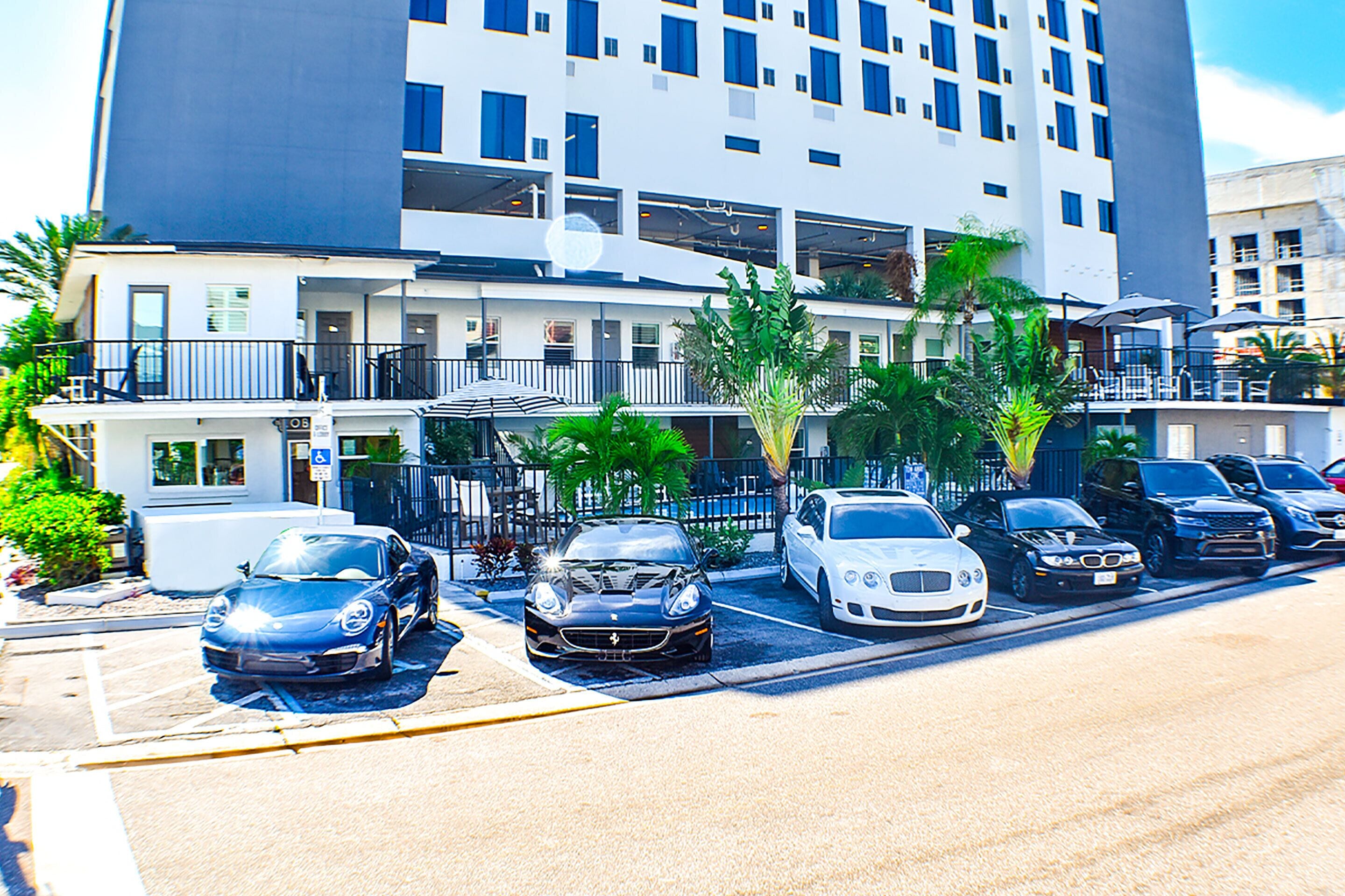 Un hotel de varios pisos con estacionamiento.