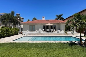 2 piscinas externas, guarda-sóis, espreguiçadeiras