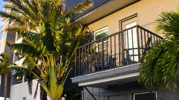 King Suite with Balcony | 1 phòng ngủ, bộ đồ giường cao cấp, bàn ủi/dụng cụ ủi quần áo