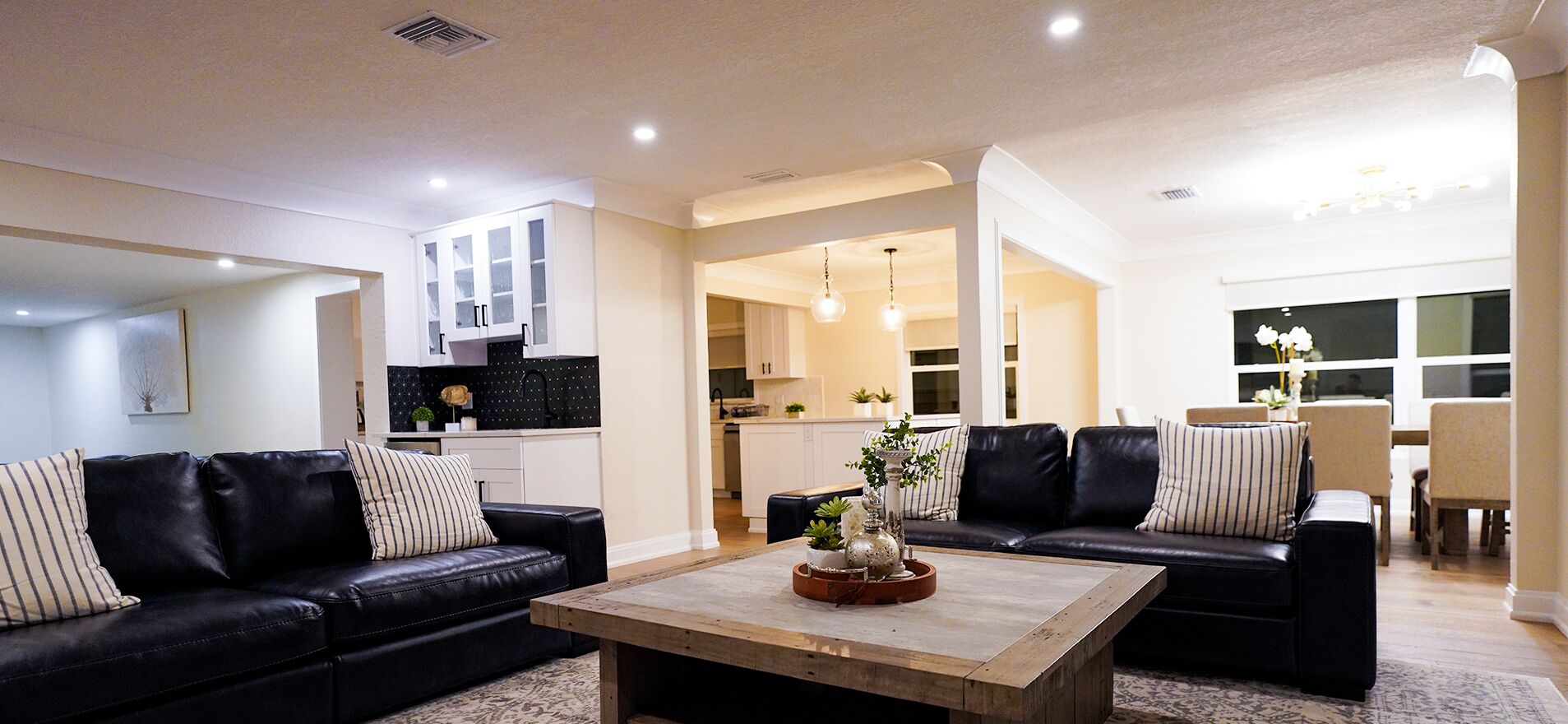 Casa de lujo | Área de sala de estar | Smart TV de 42 pulgadas con canales digitales y televisión 