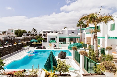 Outdoor pool, pool umbrellas, sun loungers