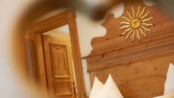 Eine Holztür mit einem dekorativen Sonnensymbol darüber.