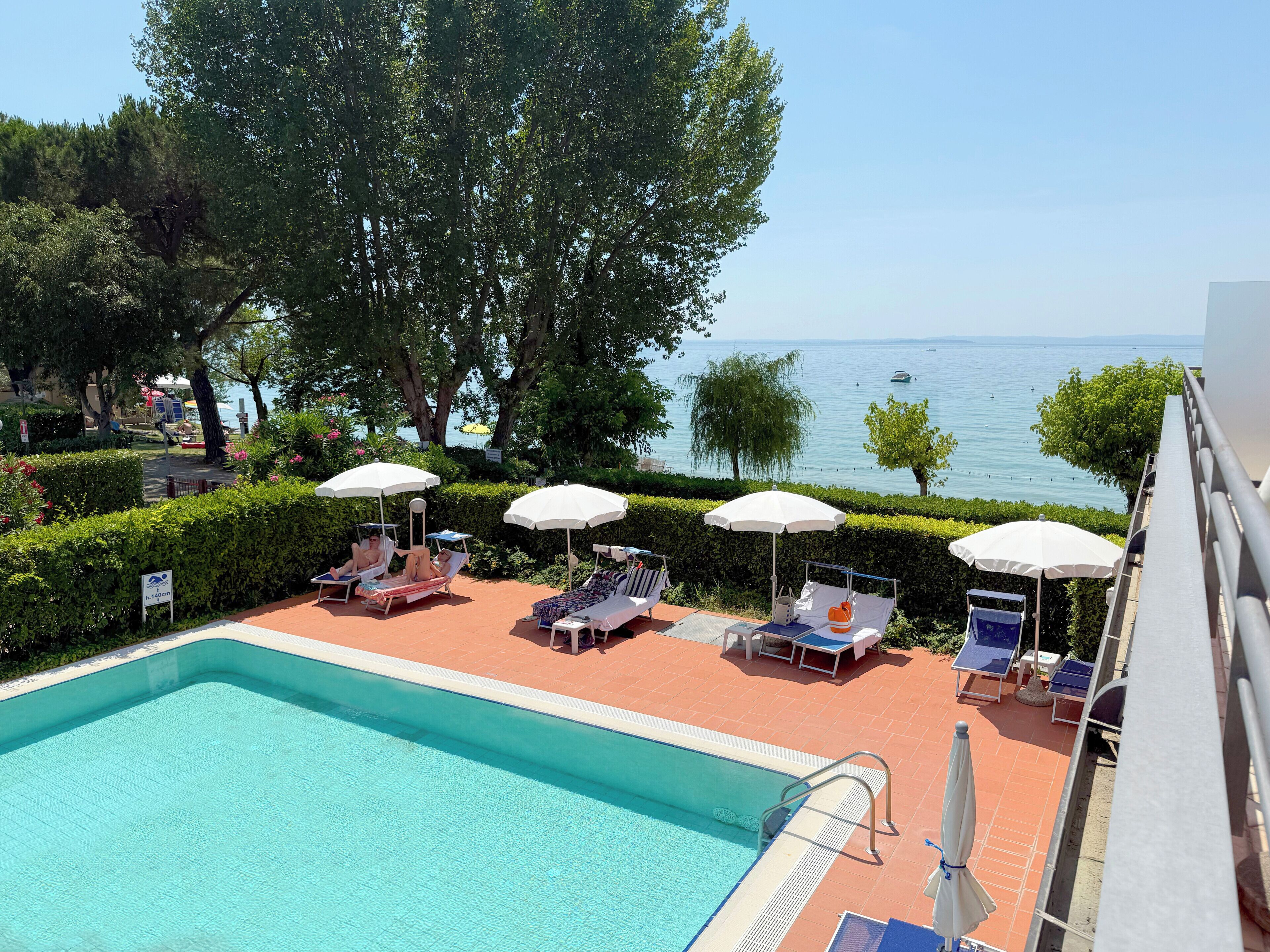 Piscina all'aperto, lettini