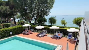 Piscina all'aperto, lettini