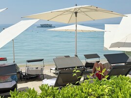Spiaggia privata, lettini da mare, ombrelloni, teli da spiaggia