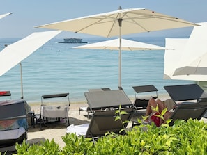 Private beach, sun-loungers, beach umbrellas, beach towels - Hotel Sportsman (Bardolino)