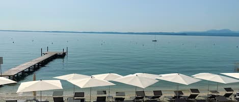 Privat strand, solsenger, parasoller og strandhåndklær