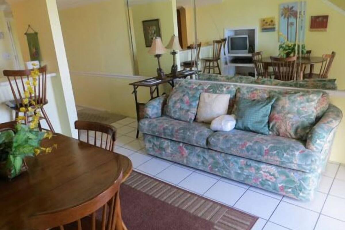 Apartamento estándar, 1 habitación, 2 baños, vistas parciales al mar (377) | Zona de estar | Una televisión