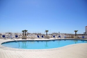 3 piscinas externas, espreguiçadeiras