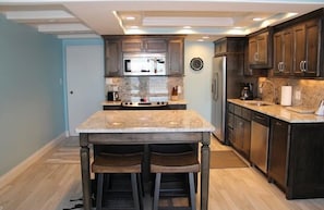 Condo standard, 2 quartos (241) | Cozinha privada | Geladeira grande, cooktop, lava-louças, cafeteira/chaleira