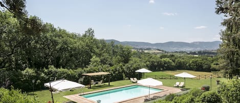 Piscine extérieure, parasols, chaises longues