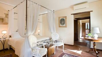 Deluxe Double Room, Garden View | 1 bedroom, in-room safe, desk, soundproofing