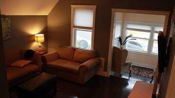 Departamento, 2 habitaciones (Queen and Double, 2 story) | Sala de estar | Televisión de pantalla plana de 42 pulgadas con canales digitales