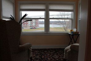 公寓, 2 間臥室 (Queen and Double, 2 story) | 客廳 | 42-吋平面電視、數位頻道、電視