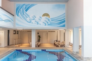 Piscina coperta, lettini