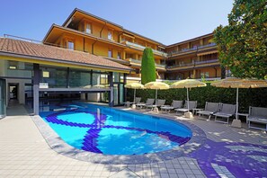 Alberca techada y camastros 